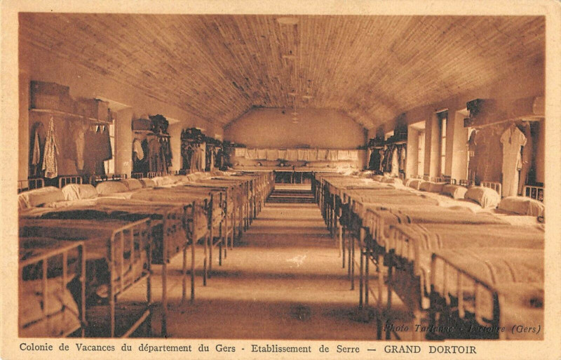 Carte postale ancienne Colonie De Vacances Du Departement Du Gers Eablissement Serre Gd dortoir