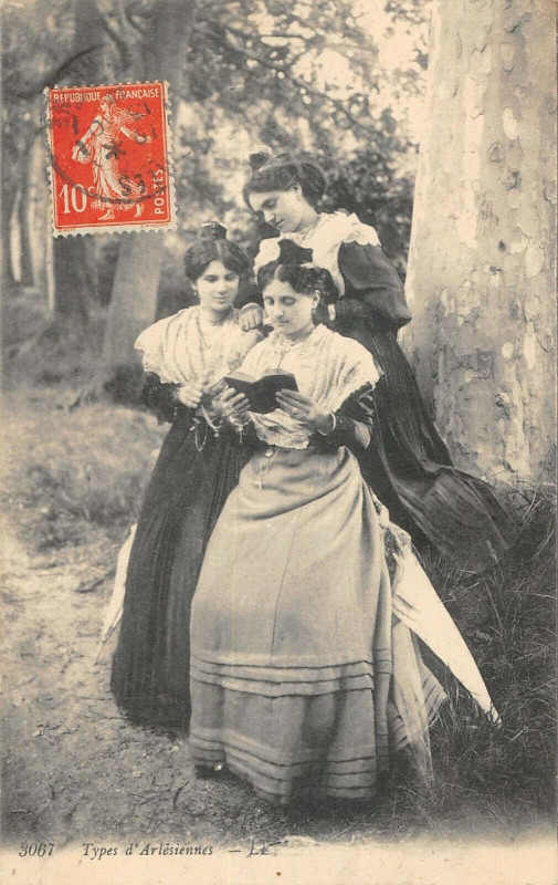 Carte postale ancienne Types D'Arlesiennes à Arles