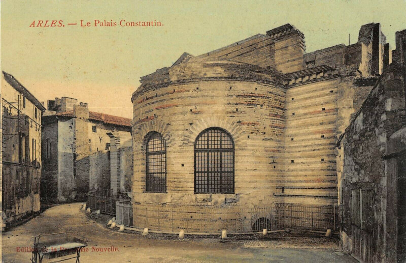 Carte postale ancienne Arles Le Palais Constantin (cpa glacée à Arles