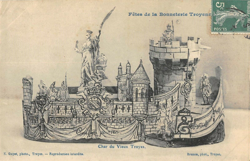 Carte postale ancienne Troyes Char Du Vieux Troyes Fetes De La Bonneterie Troyenne à Troyes