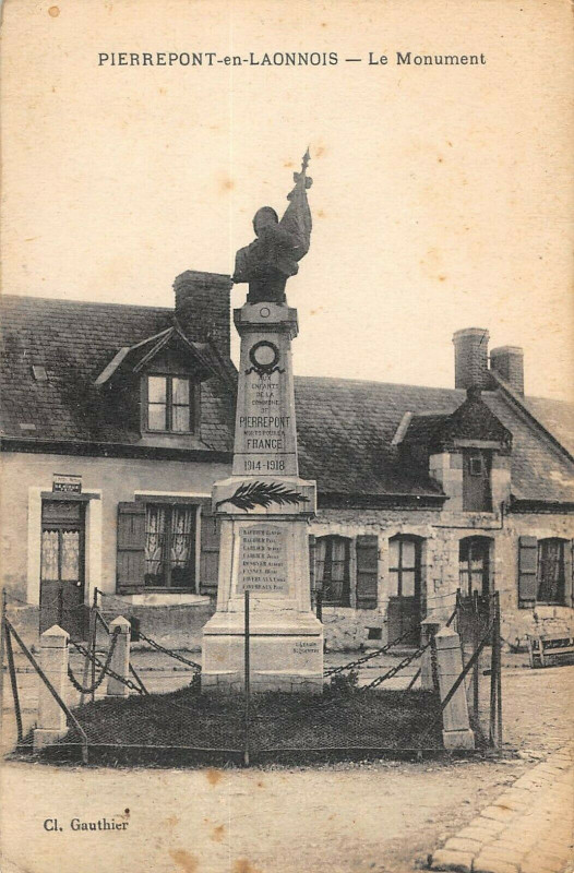 Carte postale ancienne Pierrepont En Laonnois Le Monument à Pierrepont