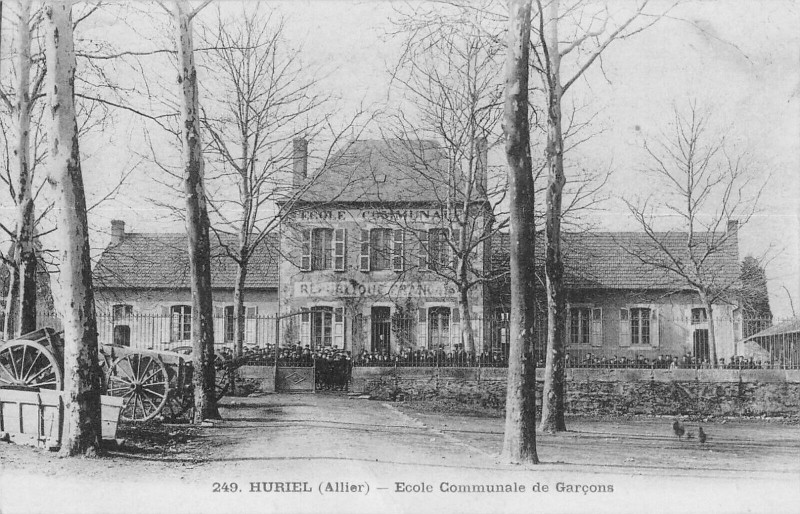 Carte postale ancienne Ecole Communale de Garçons à Huriel