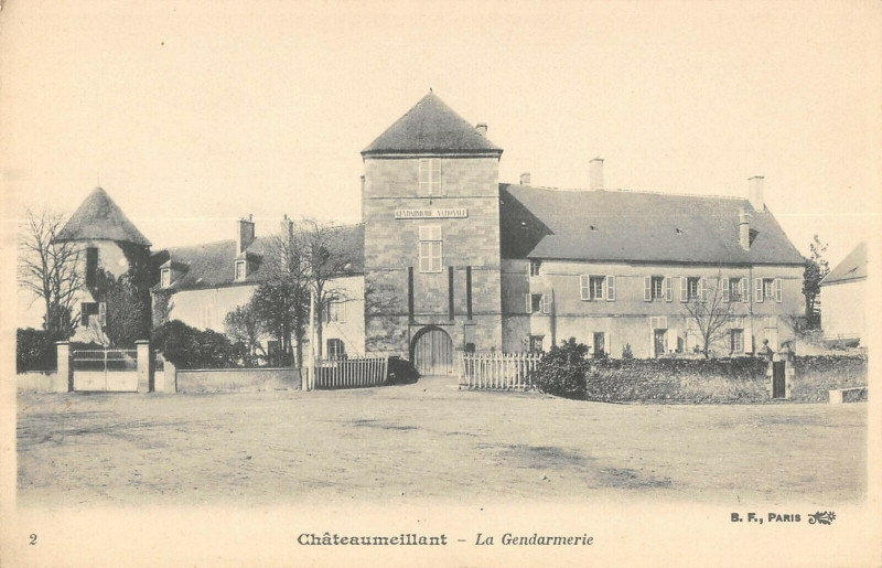 Carte postale ancienne Chateaumeillant Gendarmerie à Châteaumeillant