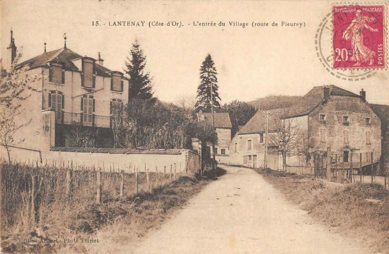 Carte postale ancienne Lantenay L'Entree Du Village Route De Fleurey à Lantenay