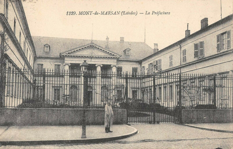 Carte postale ancienne Mont De Marsan La Prefecture à Mont-de-Marsan