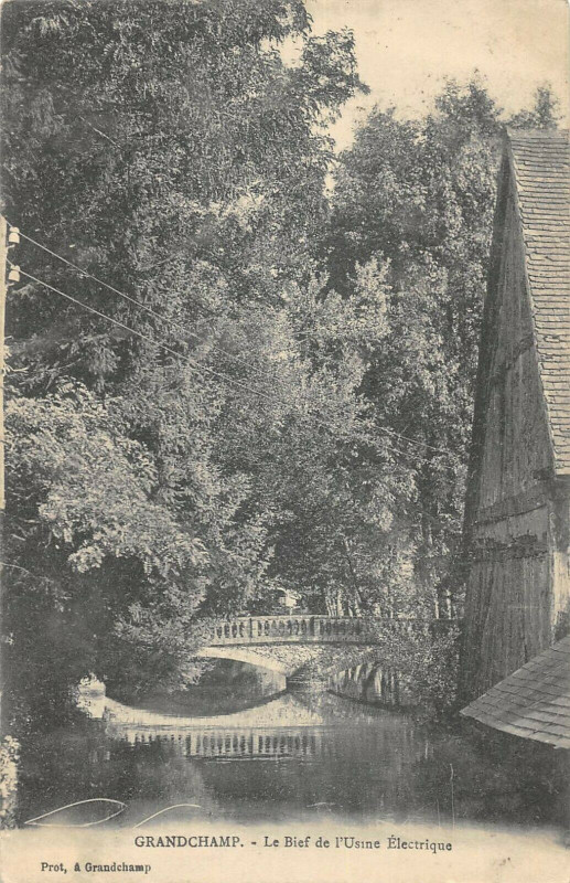 Carte postale ancienne Grandchamp Le Bief De L'Usine Electrique