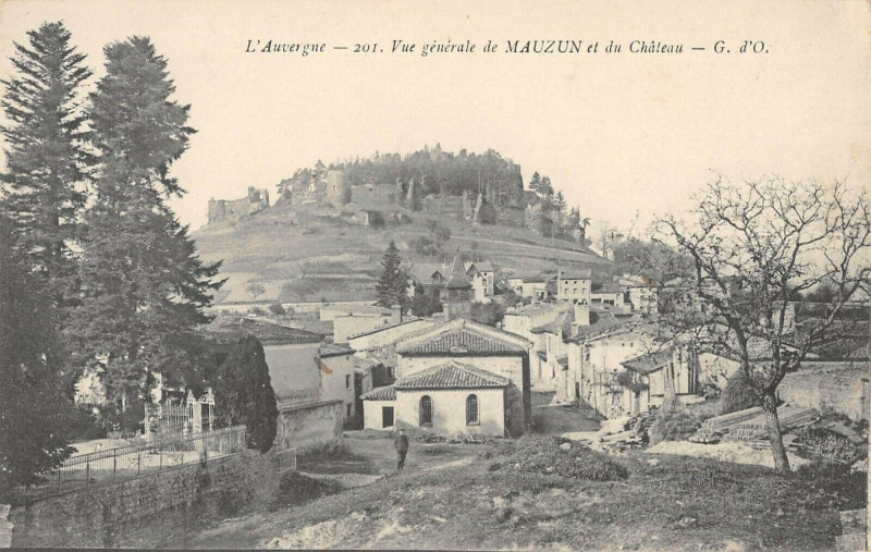 Carte postale ancienne Vue Generale De Mauzun Et Le Chateau à Mauzun