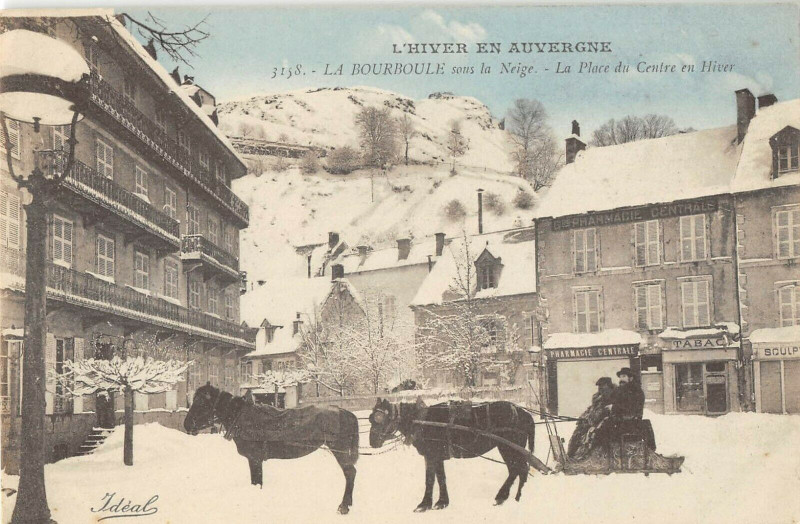 Carte postale ancienne La Bourboule La Place Du Centre En Hiver à La Bourboule