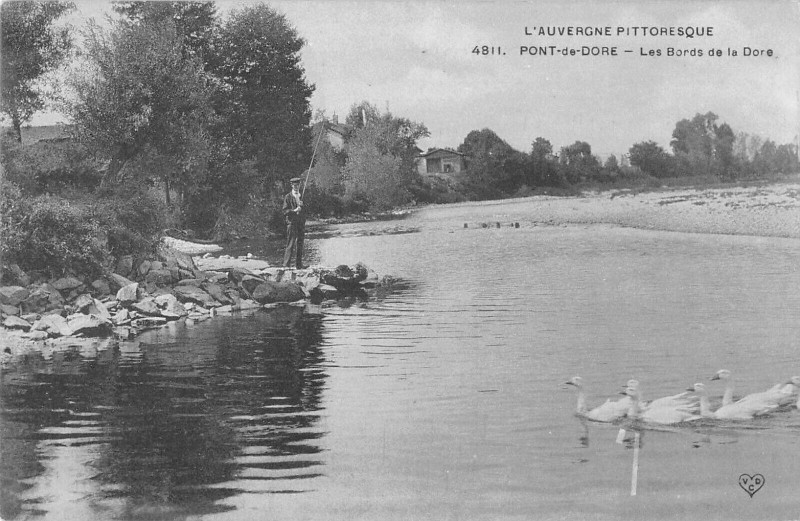 Carte postale ancienne Pont De Dore Les Bords De La Dore
