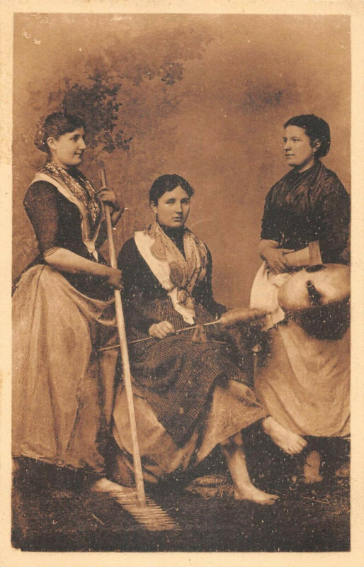 Carte postale ancienne Types Basques Trio De Jeunes Femmes Basques
