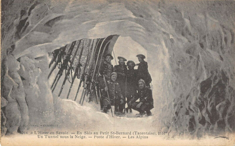 Carte postale ancienne L'Hiver En Savoie En Skis Au Petit Saint-Bernard Un Tunnel Sous La Neige