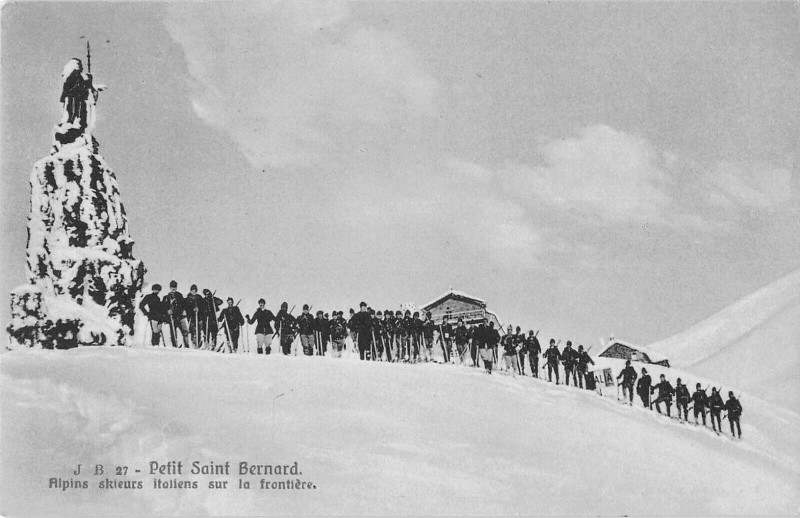 Carte postale ancienne Petit Saint Bernard Alpins Skieurs Italiens Sur La Frontiere