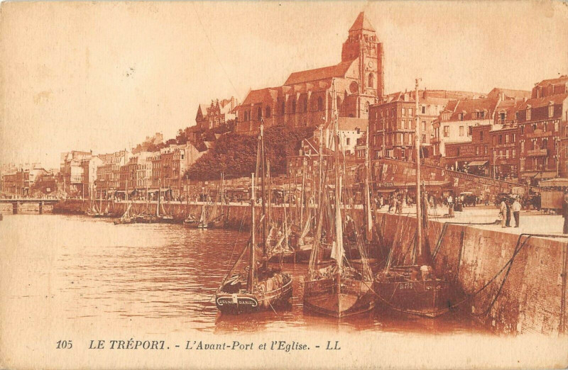 Carte postale ancienne Le Treport L'Avant Port Et Eglise