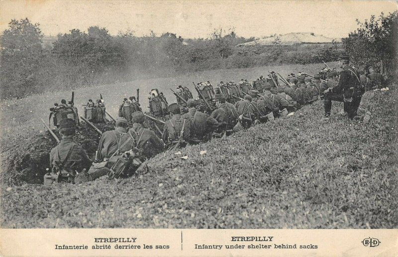 Carte postale ancienne Etrepilly Infanterie Abrite Derriere Les Sacs à Étrépilly