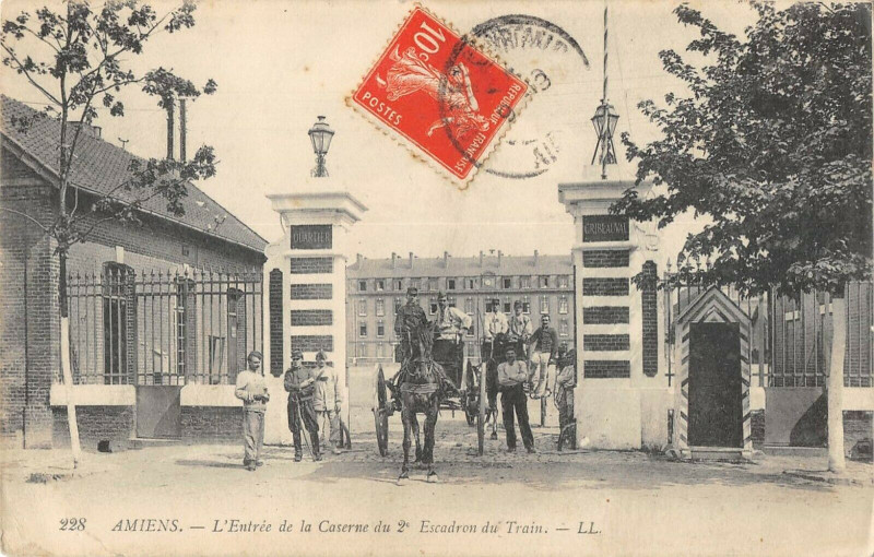 Carte postale ancienne Amiens Entree De La Caserne Du 2e Escadron Du Train à Amiens