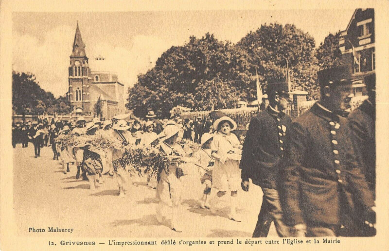 Carte postale ancienne Grivesnes L'Impressionnant Defile à Grivesnes