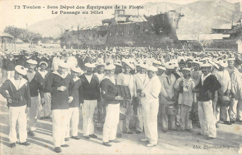 Carte postale ancienne Toulon 5e Depot Des Equipages De La Flotte Le Passage Au Billet à Toulon