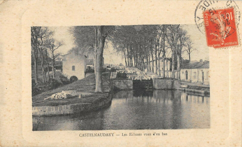 Carte postale ancienne Castelnaudary Les Ecluses Vues D'En Bas à Castelnaudary