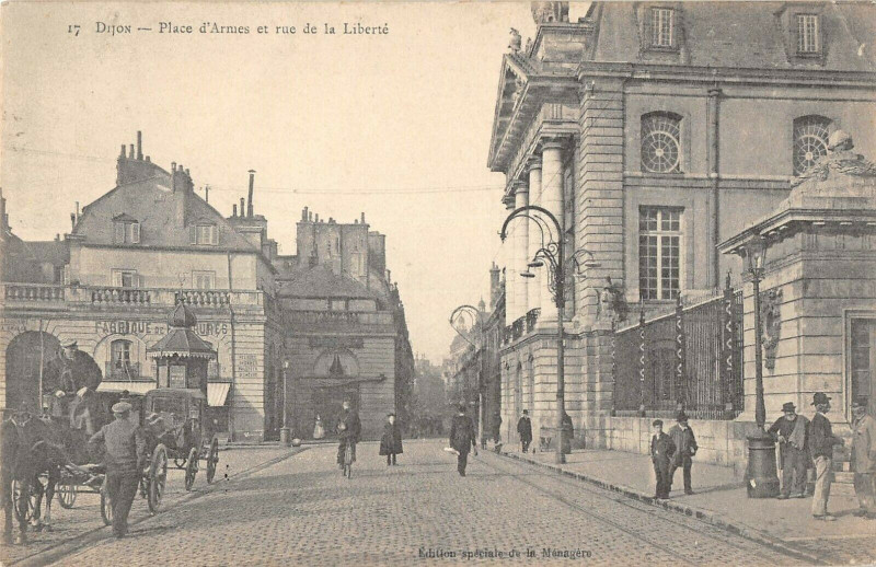 Carte postale ancienne Dijon Place D'Armes Et Rue De La Liberte à Dijon
