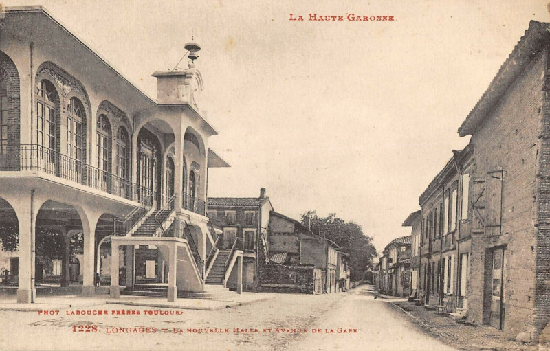 Carte postale ancienne Longages La Nouvelle Halle Et Avenue De La Gare à Longages