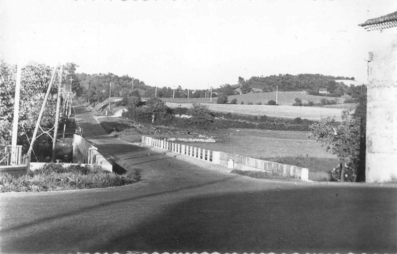 Carte postale ancienne Saint Jean Poutge Route D' Auch à Auch