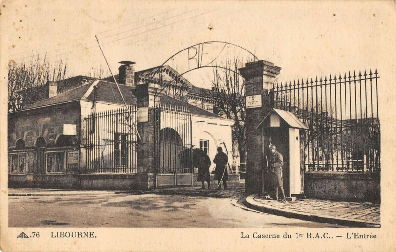 Carte postale ancienne Libourne Caserne Du 1er R.A.C. Entree à Libourne