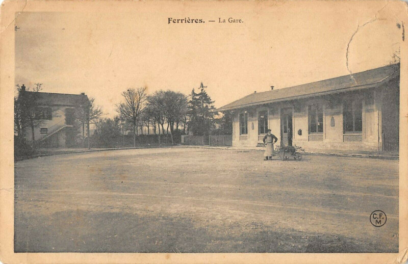 Carte postale ancienne Ferrieres La Gare