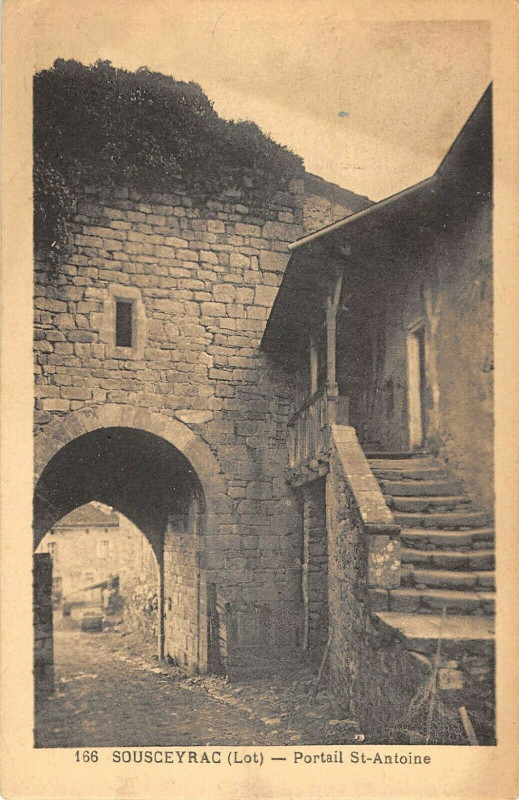 Carte postale ancienne Sousceyrac Portail Saint-Antoine
