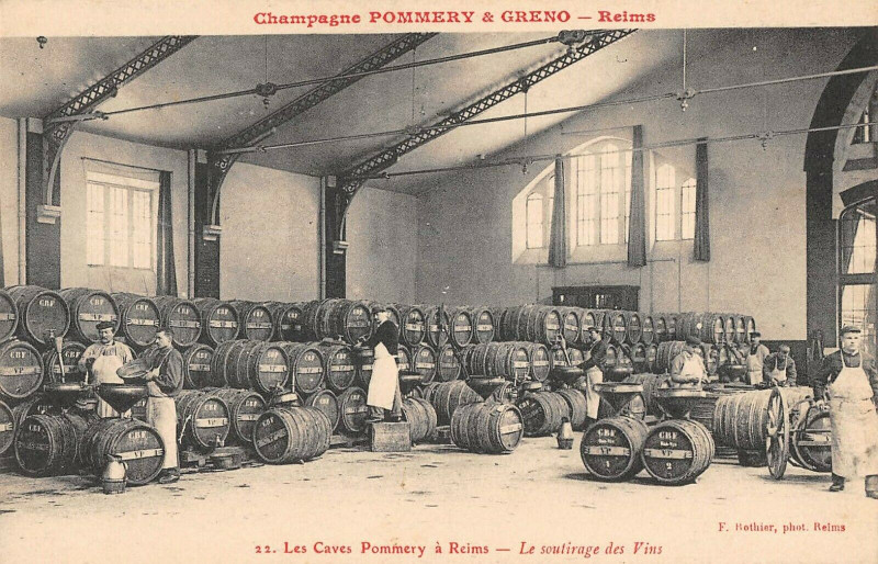 Carte postale ancienne Reims Pommery Greno Les Caves Pommery Reims Le Soutirage Des Vins à Reims