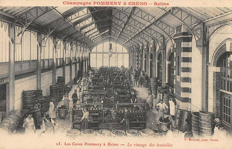 Carte postale ancienne Reims Pommery Greno Les Caves Pommery Reims Le Rincage Des Bouteilles à Reims