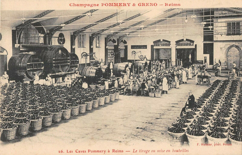 Carte postale ancienne Reims Pommery Greno Les Caves Pommery Reims Le Tirage Ou Mise En Bouteill à Reims