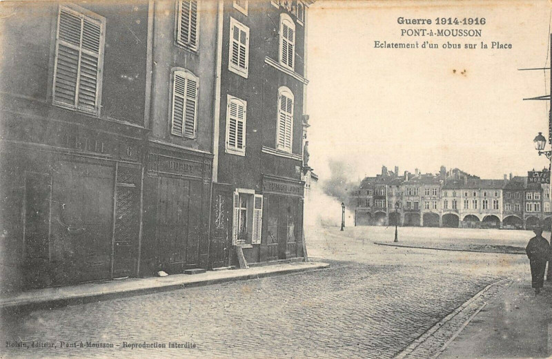 Carte postale ancienne Pont A Mousson Eclatement D'Un Obus Sur La Place à Mousson