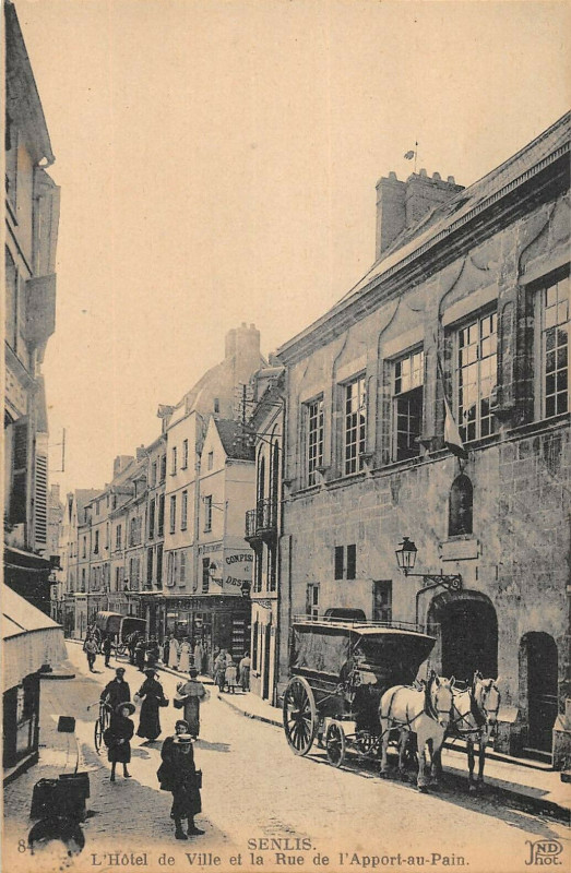 Carte postale ancienne Senlis Hotel De Ville Et La Rue De L'Apport Au Pain à Senlis