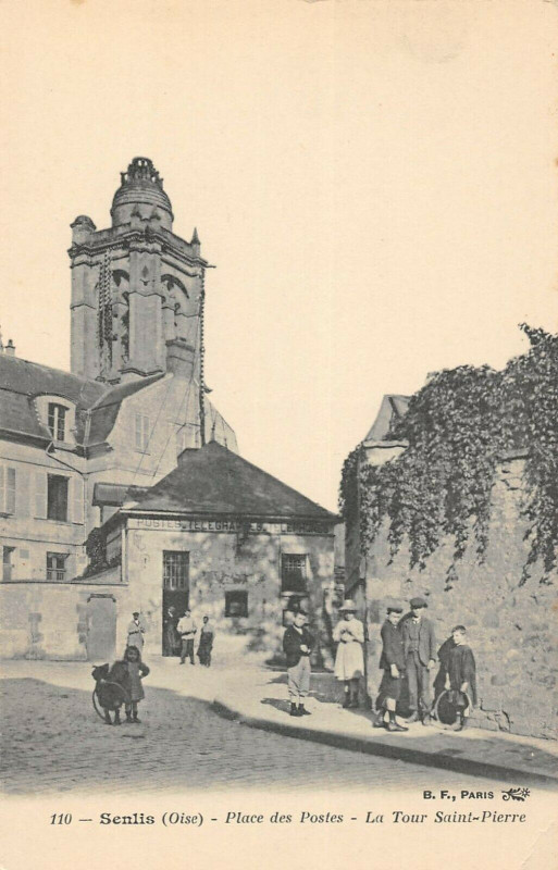 Carte postale ancienne Senlins Place Des Postes