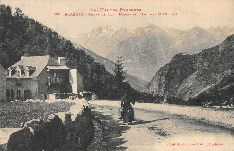 Carte postale ancienne Bareges Route De Luz Massif De L'Ardiden à Barèges