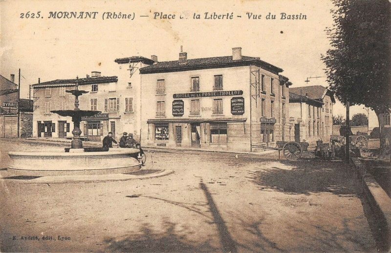 Carte postale ancienne Mornant Place De La Liberte Vue Du Bassin à Mornant