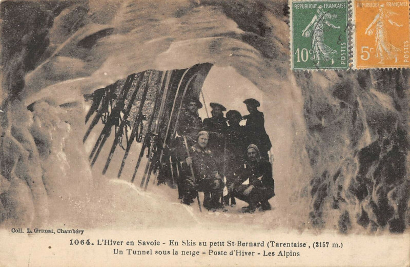 Carte postale ancienne L'Hiver En Savoie En Skis Au Petit Saint Bernard
