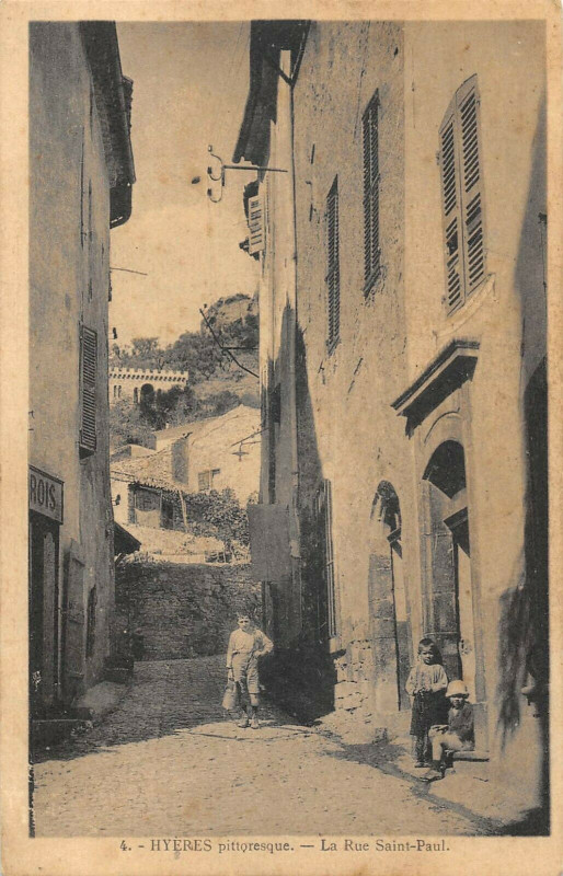 Carte postale ancienne Hyeres La Rue Saint Paul à Hyères