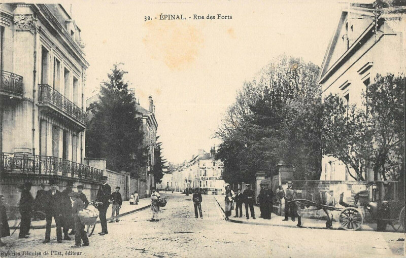 Carte postale ancienne Epinal Rue Des Forts à Épinal