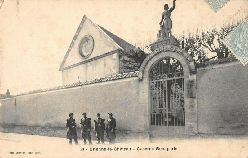 Carte postale ancienne Brienne Le Chateau Caserne Bonaparte