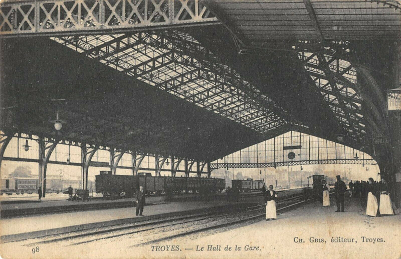 Carte postale ancienne Troyes Le Hall De La Gare à Troyes