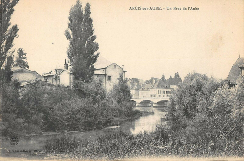 Carte postale ancienne Arcis Sur Aube Un Bras De L'Aube à Arcis-sur-Aube