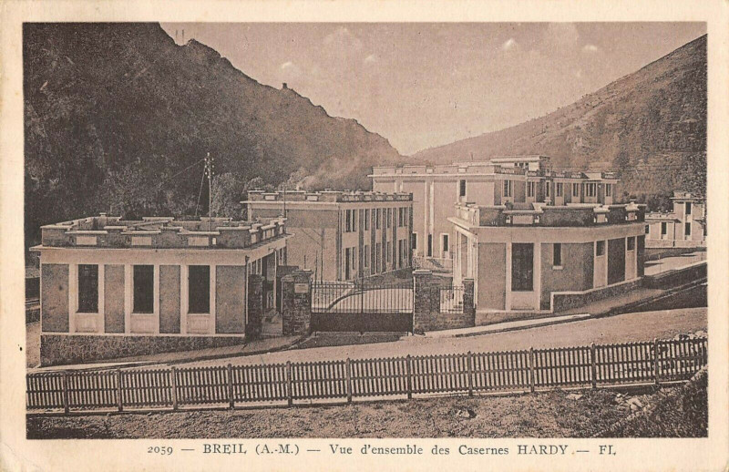 Carte postale ancienne Breuil Vue D'Ensemble Des Casernes Hardy