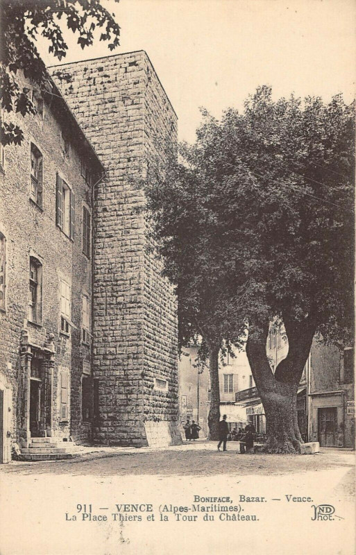 Carte postale ancienne Vence Place Thiers Et Tour Du Chateau à Vence