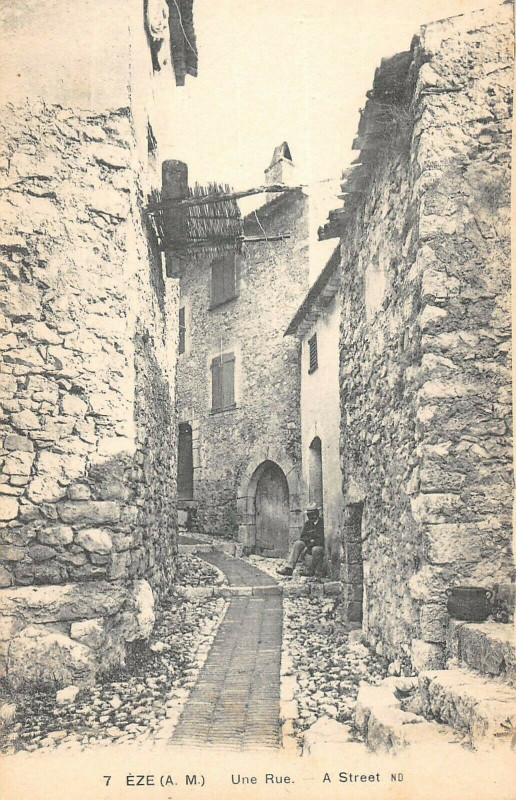 Carte postale ancienne Eze Une Rue à Èze