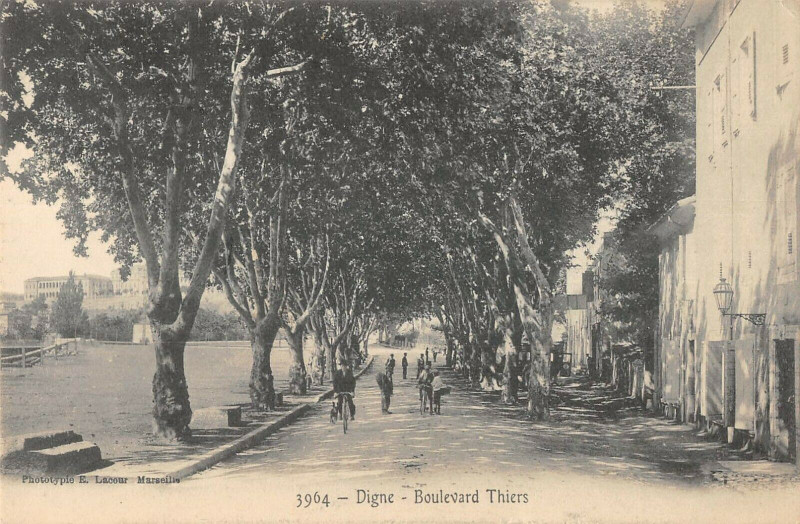 Carte postale ancienne Digne Boulevard Thiers