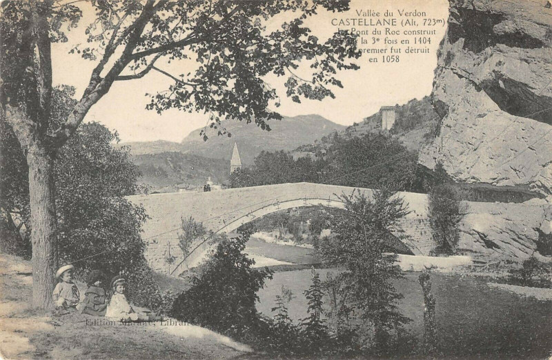 Carte postale ancienne Castellane Le Pont Du Roc à Castellane