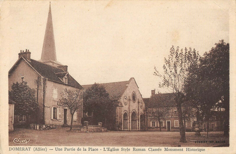 Carte postale ancienne Une Partie de la Place - L'Eglise Style Roman Classée Monument Historique à Domérat
