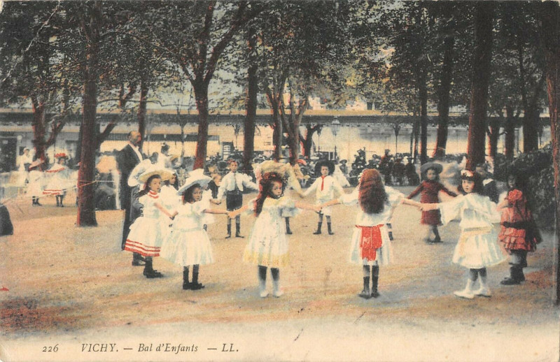 Carte postale ancienne Vichy Bal D'Enfants à Vichy