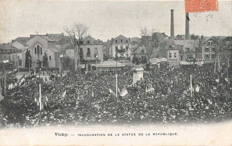 Carte postale ancienne Vichy Inauguration De La Statue De La Republique à Vichy